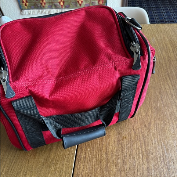 Sturdy Duffle Bag w/Good pockets & zippers - Picture 4 of 6